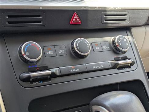 Used 2024 Kia Carnival LX FWD image 10