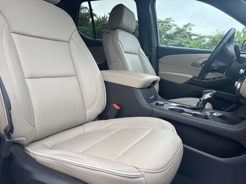 Used 2023 Chevrolet Traverse Premier FWD image 28