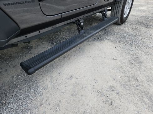 Used 2023 Jeep Wrangler Sport S image 17