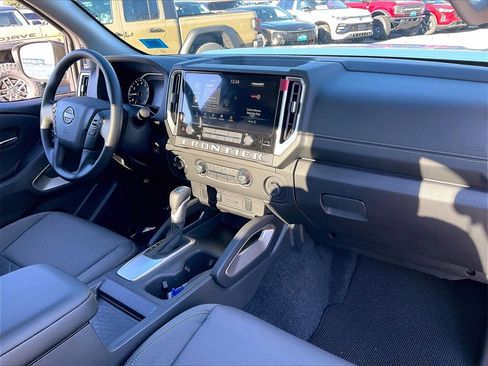 Used 2025 Nissan Frontier SV image 13
