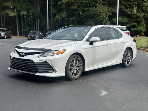 Used 2024 Toyota Camry XLE w/ Navigation Package FWD image 5