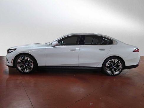 Used 2024 BMW i5 eDrive40i w/ Premium Package image 4