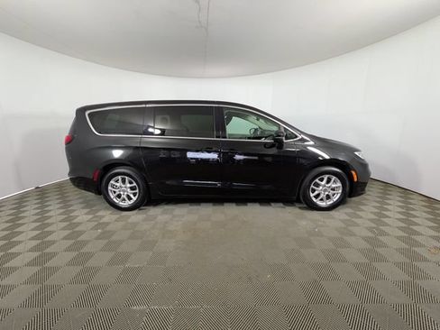 Used 2023 Chrysler Pacifica Touring-L FWD image 32
