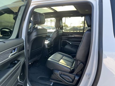 Used 2023 Jeep Wagoneer L Series III w/ Premium Group I image 15