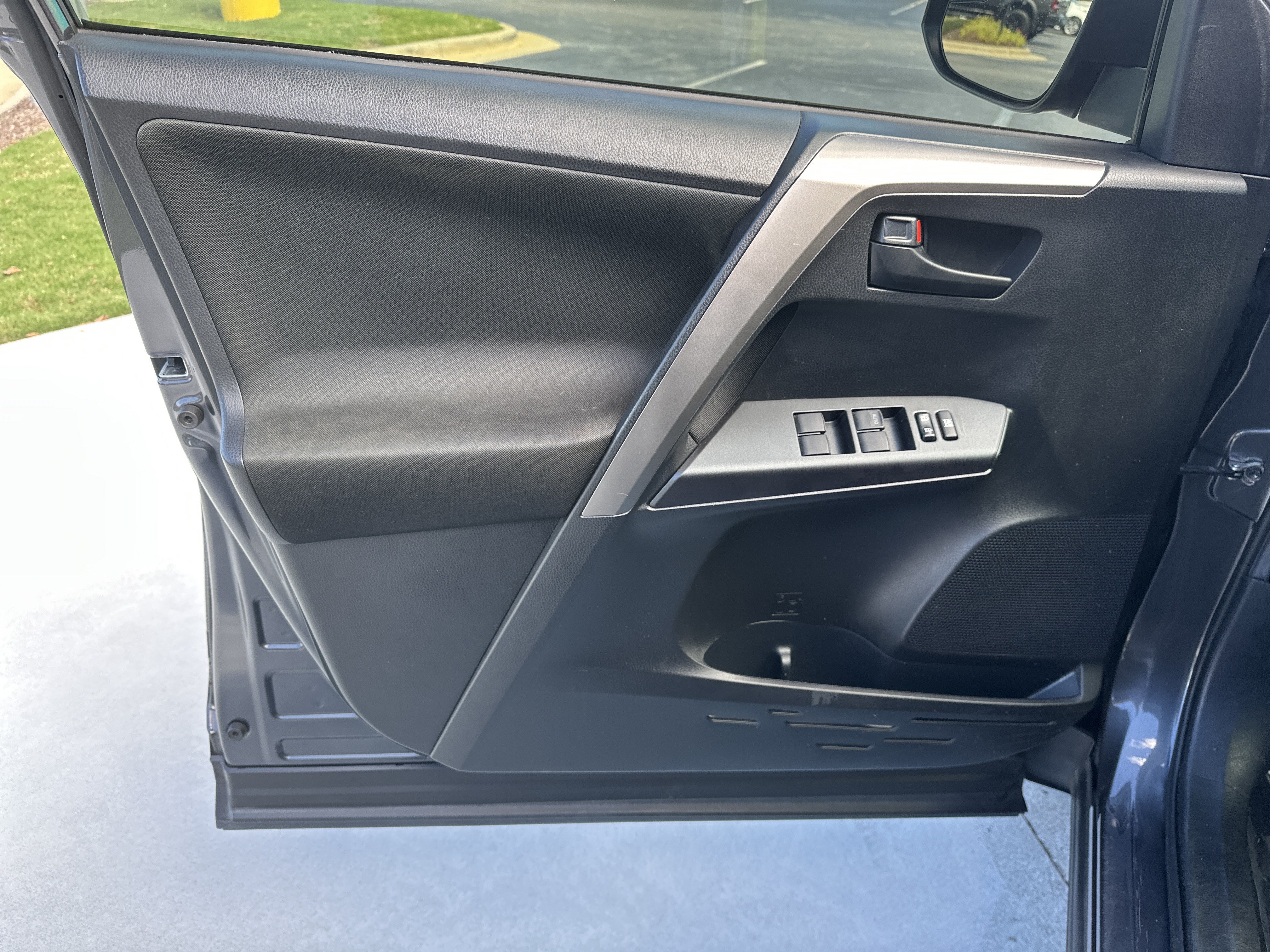 Used 2017 Toyota RAV4 LE FWD image 14