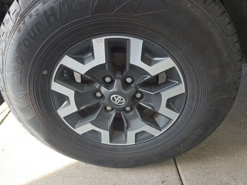 Used 2017 Toyota Tacoma TRD Off-Road w/ Premium & Technology Package image 6