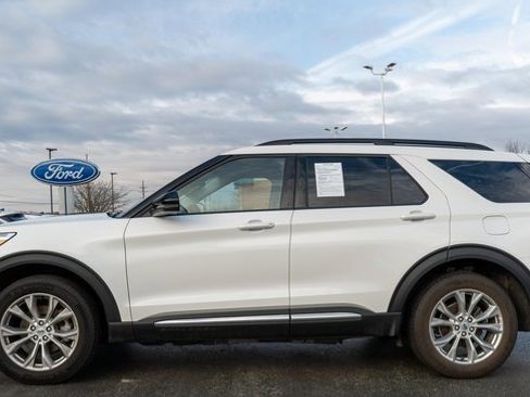 Used 2024 Ford Explorer XLT w/ Equipment Group 202A image 9
