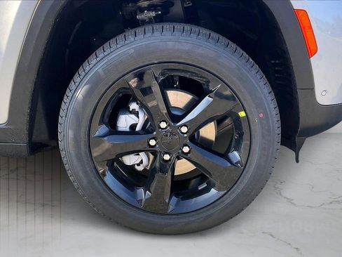 New 2025 Jeep Grand Cherokee Limited w/ Luxury Tech Group II image 34