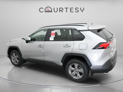 Used 2025 Toyota RAV4 XLE w/ Convenience Package FWD image 7