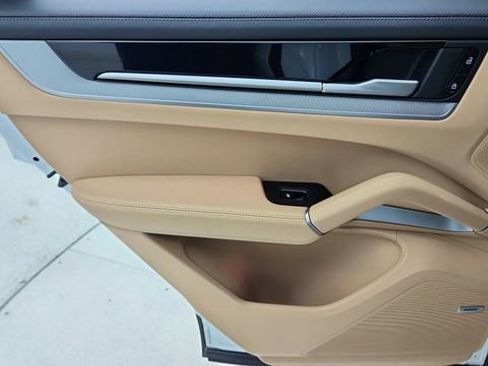 Used 2025 Porsche Cayenne Coupe AWD/4WD image 31