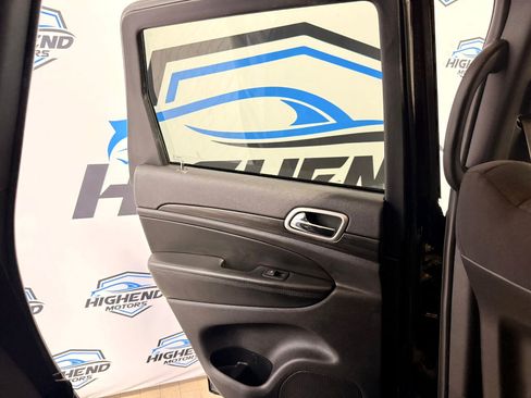 Used 2019 Jeep Grand Cherokee Laredo image 16