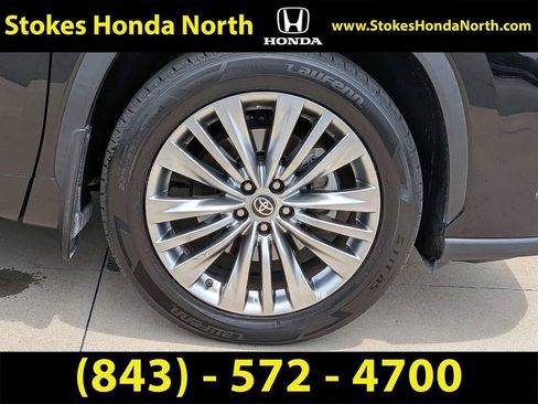 Used 2023 Toyota Highlander Platinum FWD image 3