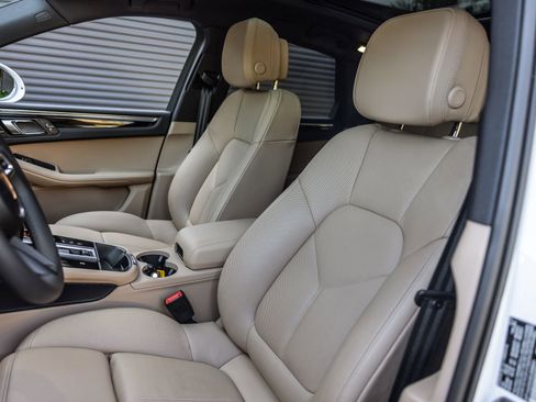 Certified 2025 Porsche Macan image 5