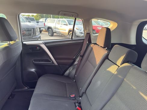 Used 2018 Toyota RAV4 LE FWD image 29