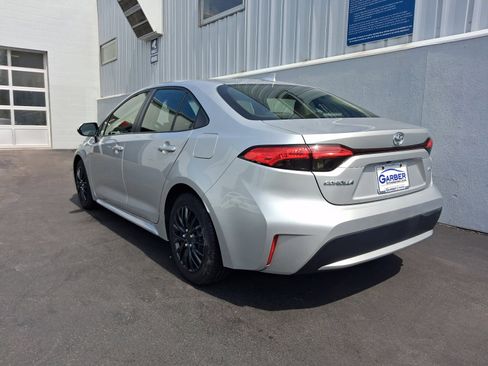 Used 2022 Toyota Corolla LE FWD image 3