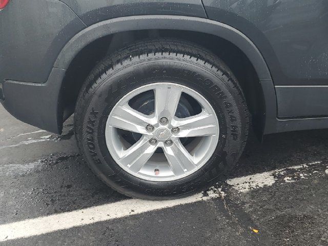 Used 2020 Chevrolet Trax LS w/ Tint and Cruise Package FWD image 5