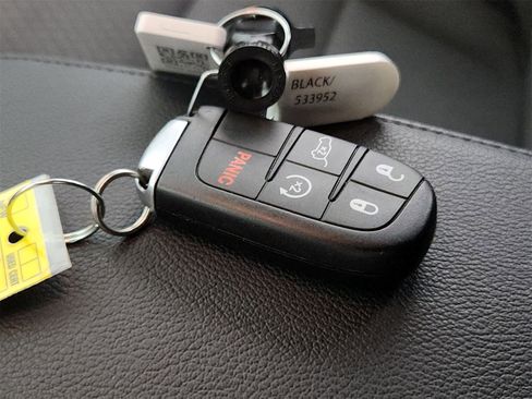 Used 2019 Jeep Grand Cherokee Laredo image 29