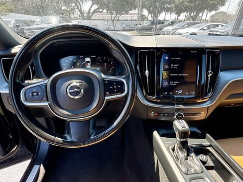 Used 2018 Volvo XC60 T6 Momentum w/ Vision Package image 12