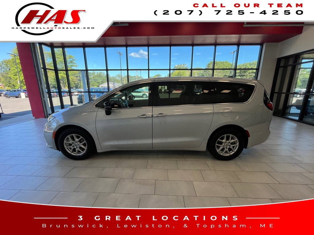 Used 2024 Chrysler Pacifica Touring-L FWD image 3