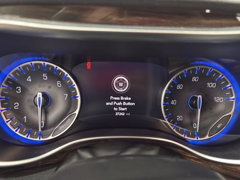 Used 2024 Chrysler Pacifica Limited FWD image 12