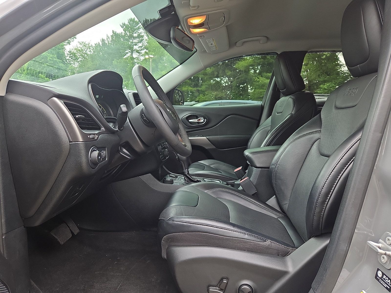 Used 2022 Jeep Cherokee Latitude Lux w/ Mopar Interior Package AWD/4WD image 13