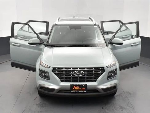 Used 2025 Hyundai Venue SEL image 10