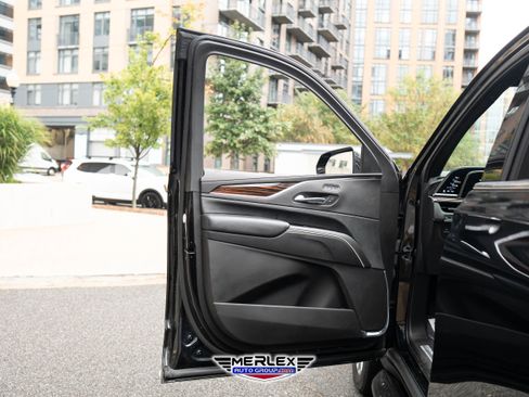 Used 2022 Cadillac Escalade ESV Premium Luxury image 46