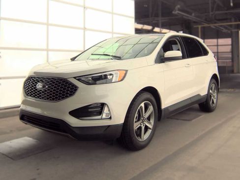 Used 2024 Ford Edge SEL w/ Convenience Package AWD/4WD image 2