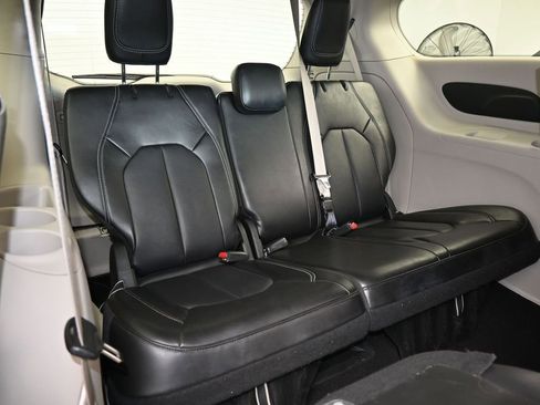 Used 2024 Chrysler Pacifica Select image 45