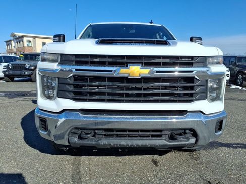 Used 2024 Chevrolet Silverado 2500 LT image 2