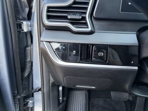 Used 2025 Kia Sportage LX image 16