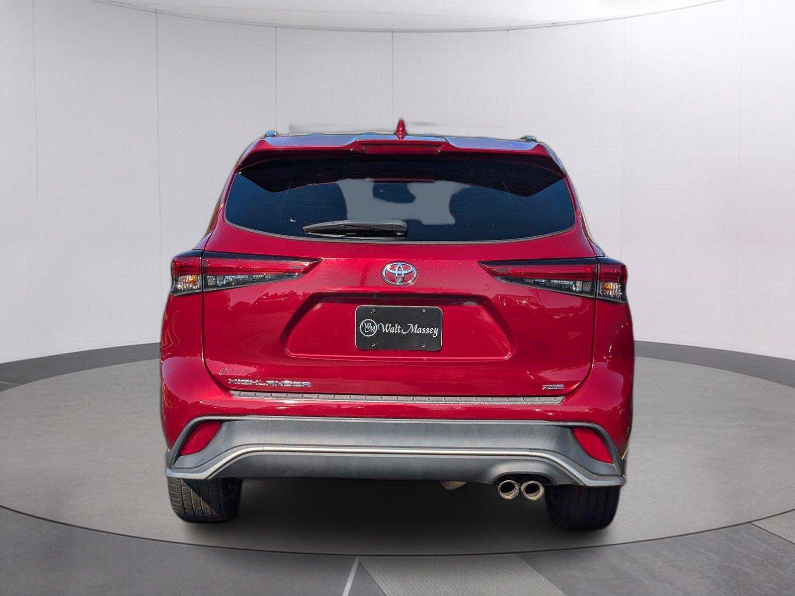Used 2022 Toyota Highlander XSE FWD image 4