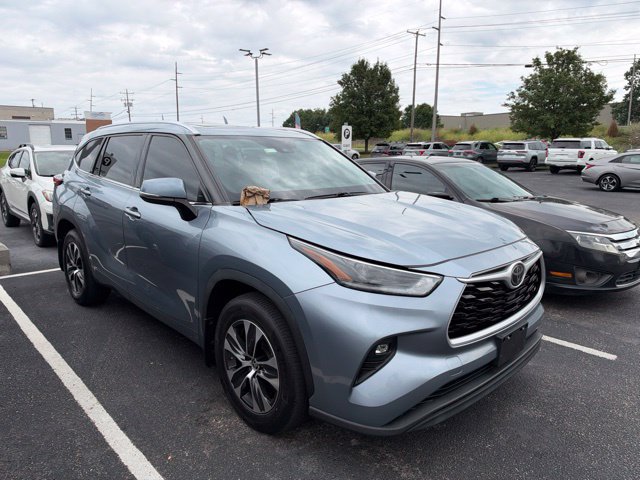 Used 2021 Toyota Highlander XLE AWD/4WD image 2