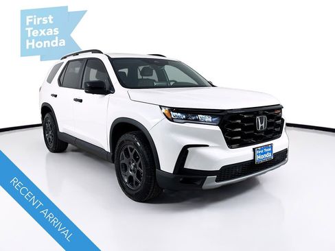 Used 2025 Honda Pilot TrailSport image 1