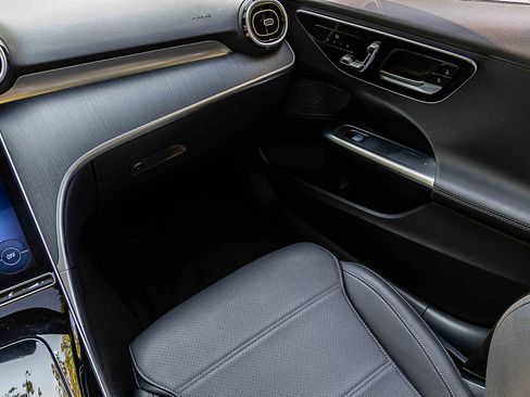 Used 2025 Mercedes-Benz C 300 4MATIC Sedan image 17