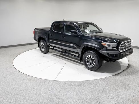 Used 2017 Toyota Tacoma TRD Off-Road image 27