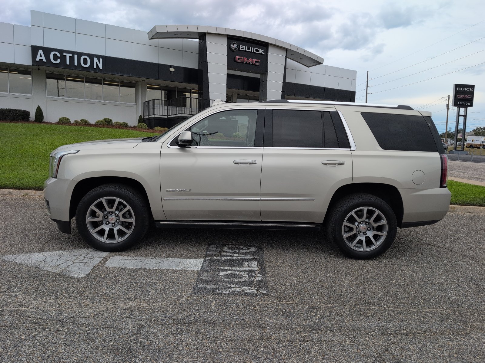 Used 2016 GMC Yukon Denali w/ Open Road Package RWD image 2