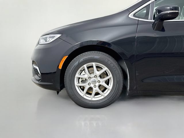 Used 2024 Chrysler Pacifica Touring-L FWD image 32