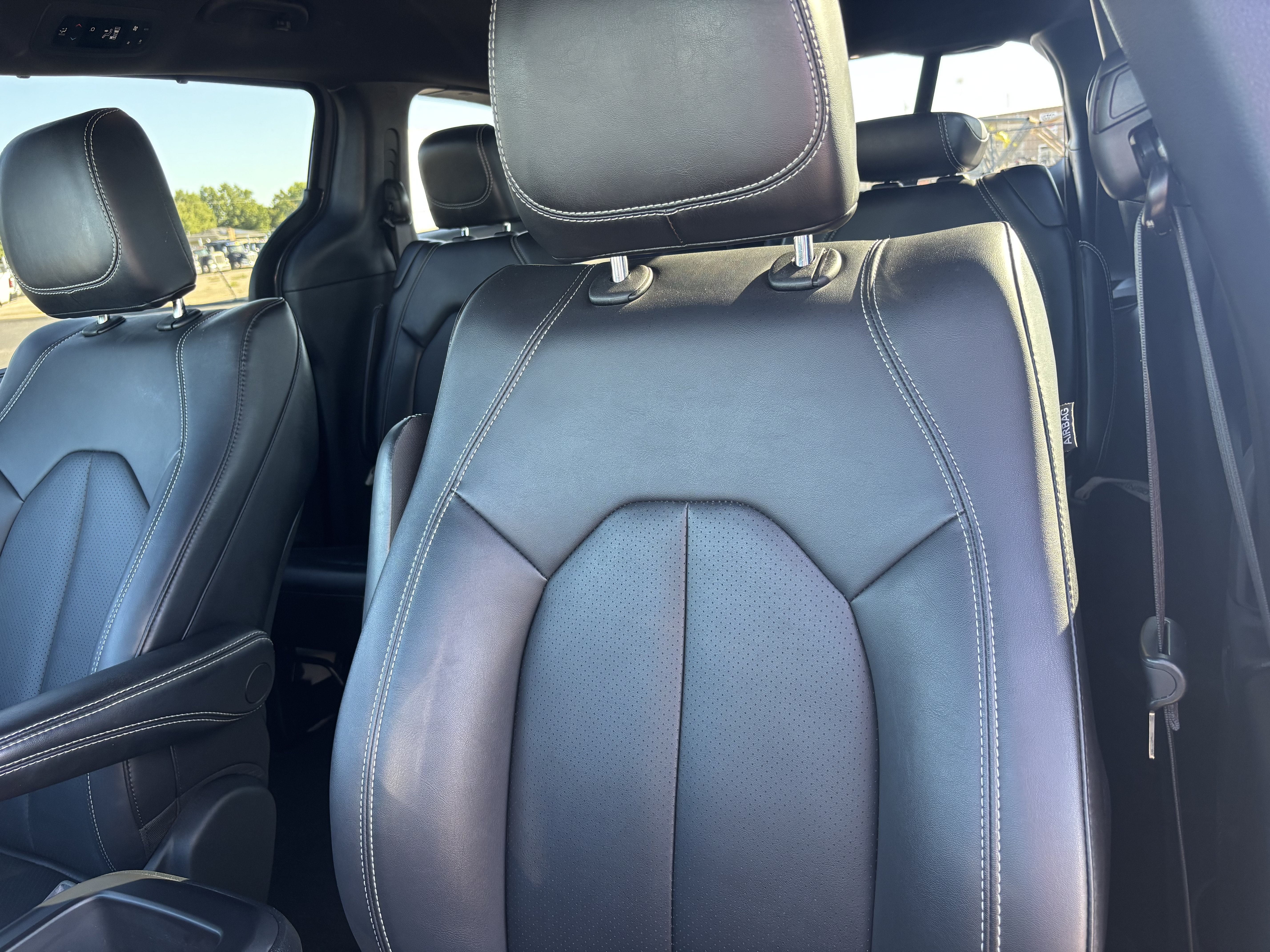 Used 2025 Chrysler Pacifica Select FWD image 10