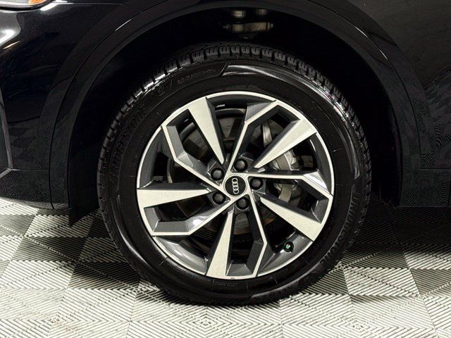 Used 2021 Audi Q5 2.0T Premium Plus w/ Premium Plus Package AWD/4WD image 12