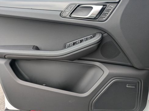 Used 2025 Porsche Macan image 13