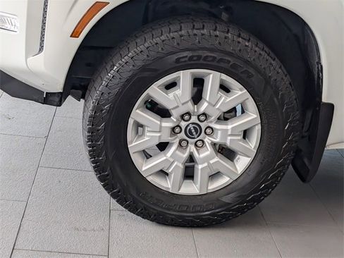 Used 2022 Nissan Frontier SV w/ SV Premium Package image 4