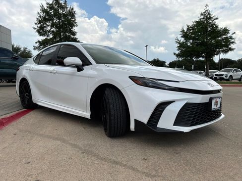 Used 2025 Toyota Camry SE FWD image 4
