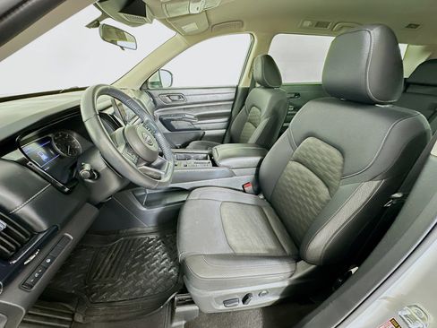 Used 2024 Nissan Pathfinder SV image 13