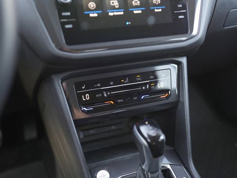 Used 2024 Volkswagen Tiguan SE image 15