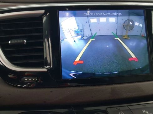 Used 2017 Chrysler Pacifica Touring-L image 18