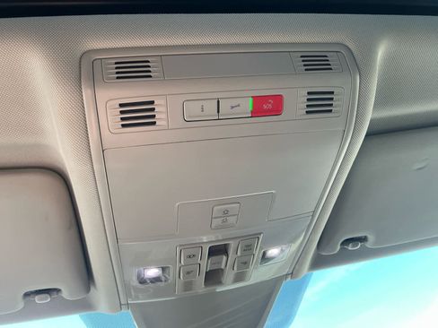 Used 2023 Volkswagen Tiguan SE w/ Panoramic Sunroof Package image 24