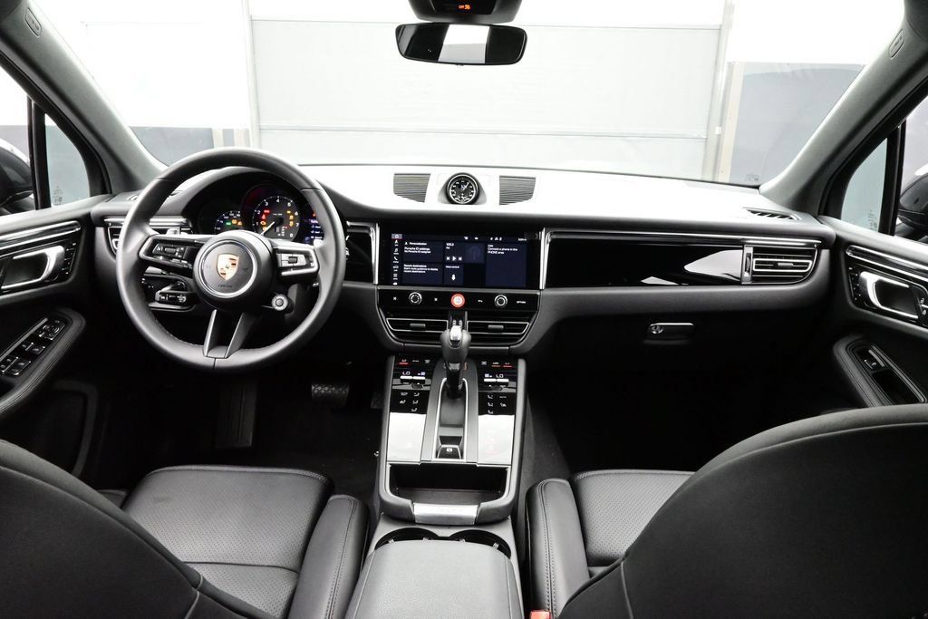 Certified 2025 Porsche Macan AWD/4WD image 19