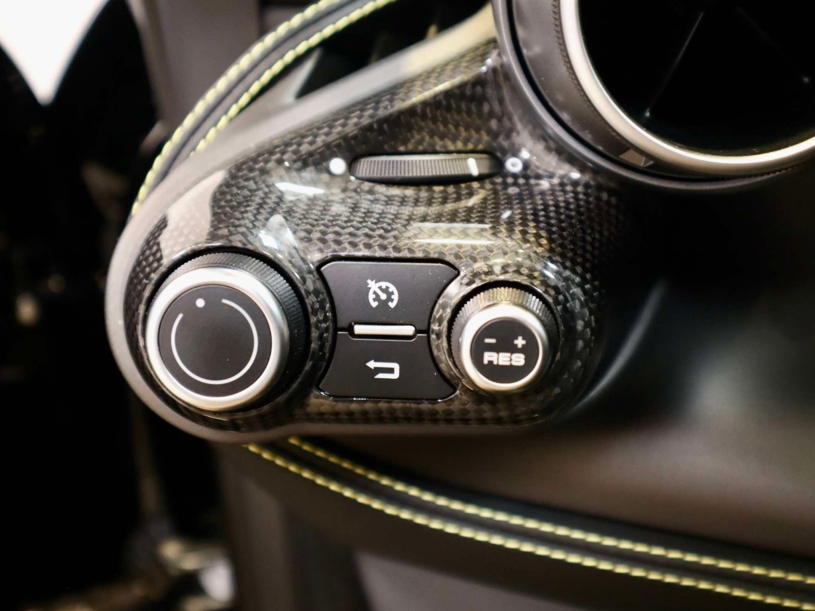 Certified 2022 Ferrari F8 Tributo RWD image 27