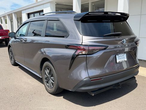 Used 2023 Toyota Sienna LE FWD image 3
